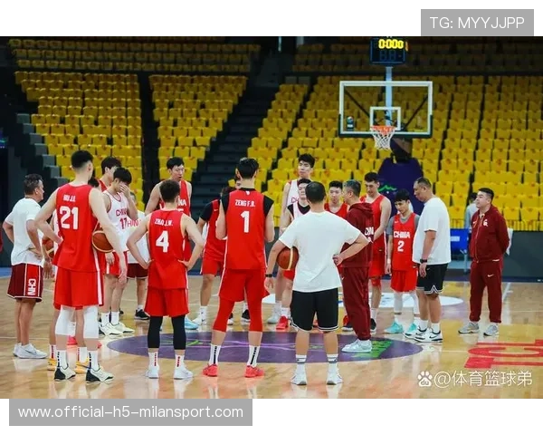 球队在防守回合中稳固配合减少对手空位机会，防守有球队员的环节